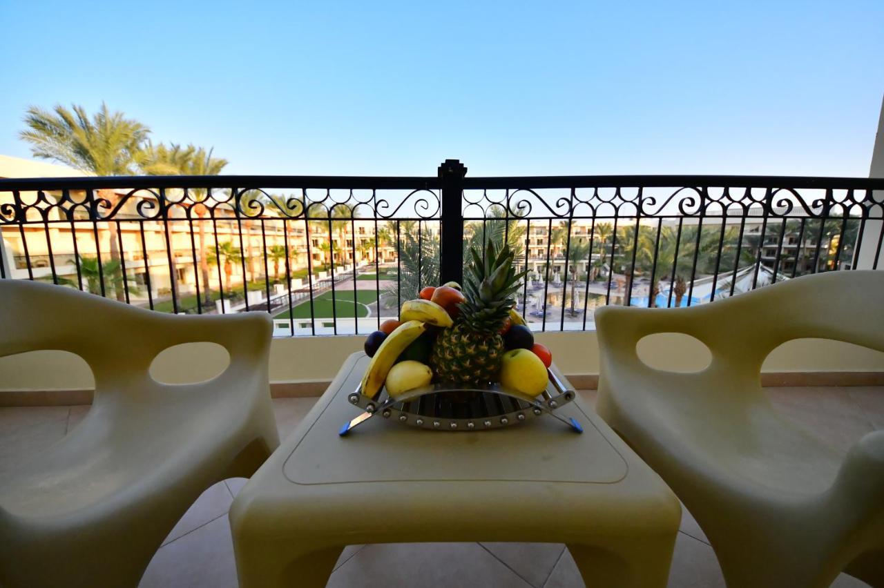 Xperience Kiroseiz Aquapark Premier-Naama Bay Otel Şarm El-Şeyh Dış mekan fotoğraf A balcony at a hotel