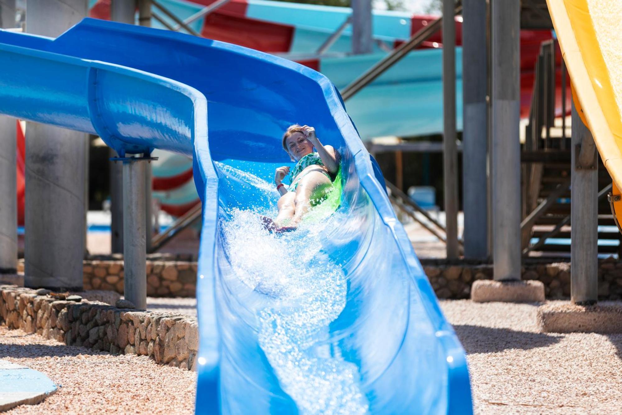 Xperience Kiroseiz Aquapark Premier-Naama Bay Otel Şarm El-Şeyh Dış mekan fotoğraf A child on a water slide